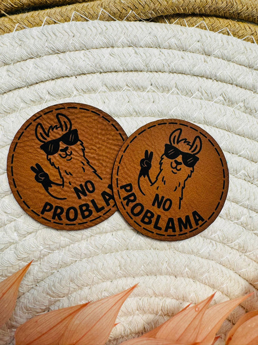 superweiches rundes braunes Kunstlederlabel mit dem Spruch No Problama und einem coolen Lama mit Sonnenbrille abgebildet