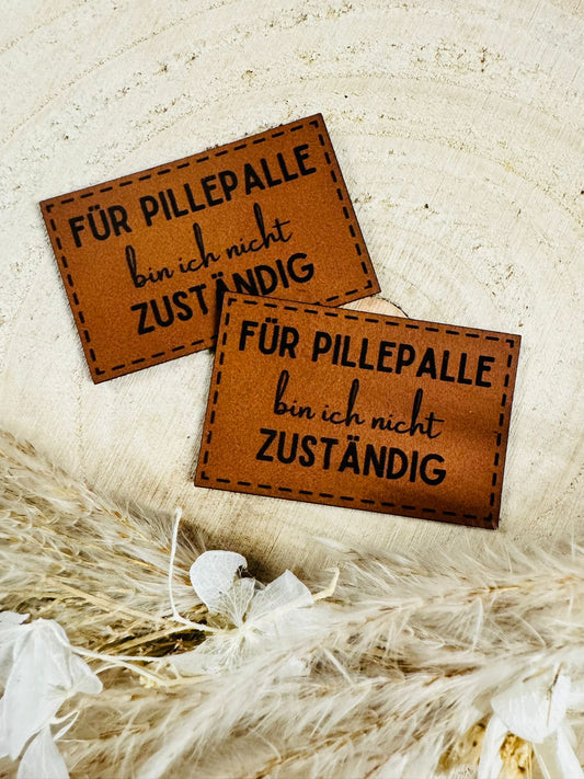 superweiches braunes Kunstlederlabel mit dem Spruch Für PillePalle bin ich nicht zuständig