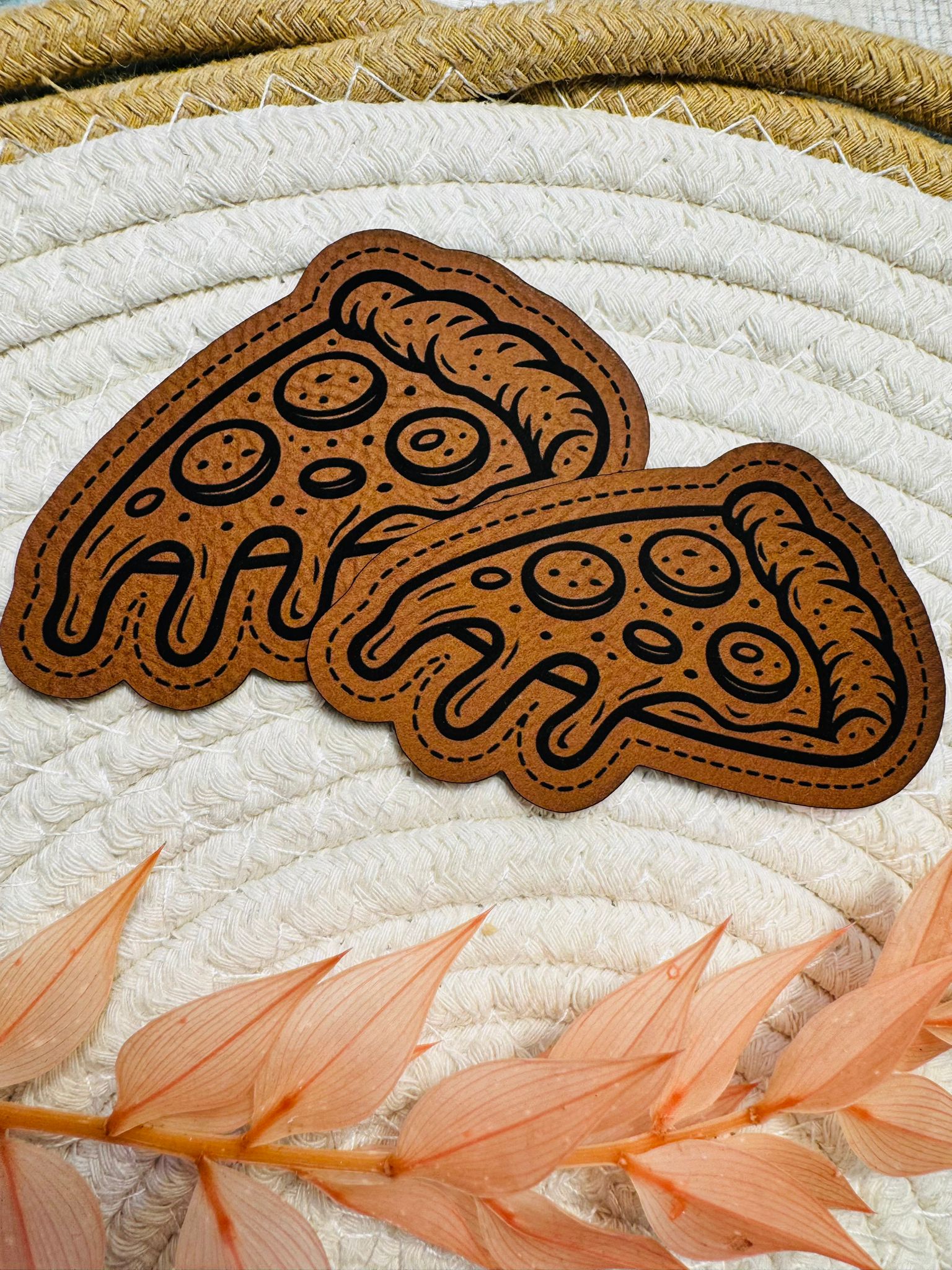 superweiches braunes Kontur Kunstlederlabel mit einem Pizza Stück abgebildet