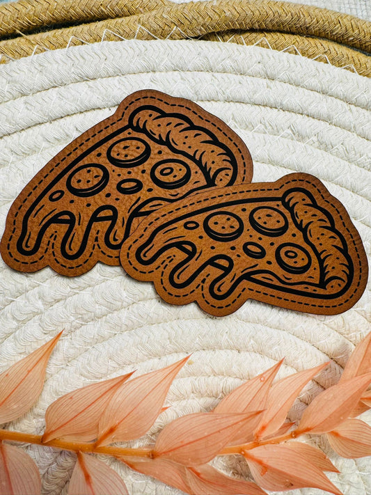 superweiches braunes Kontur Kunstlederlabel mit einem Pizza Stück abgebildet