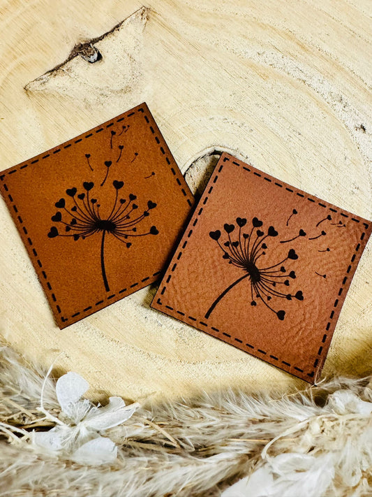 superweiches braunes Kunstlederlabel mit einer abgebildeten Pusteblume