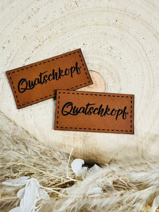 superweiches braunes Kunstlederlabel mit dem Spruch Quatschkopf in schwarzer Schrift
