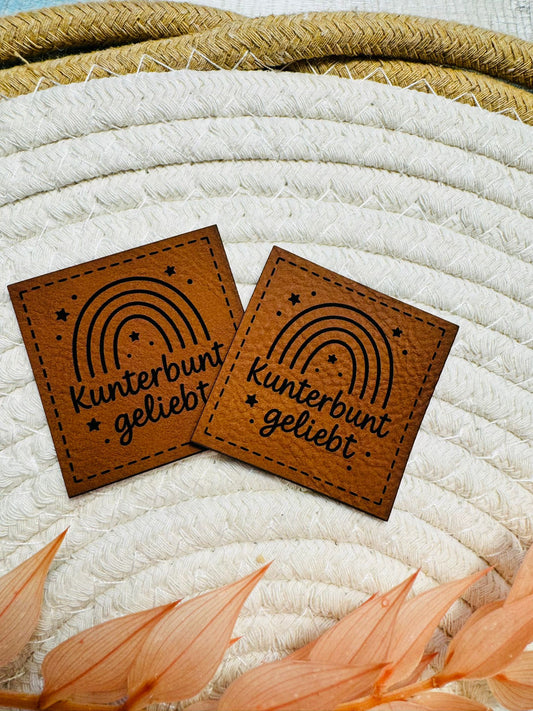 neues superweiches braunes Kunstlederlabel mit dem Spruch Kunterbunt geliebt