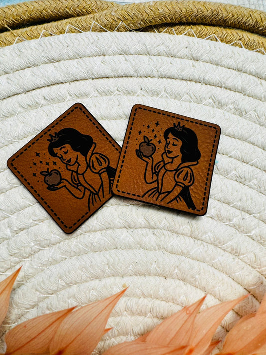 tolles superweiches braunes Kunstlederlabel mit einer kleinen Schneewitchen Prinzessin