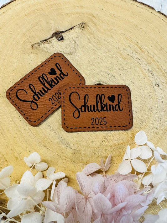 superweiches braunes Kunstlederlabel mit dem Spruch chulkind 025 und einem kleinen herzen