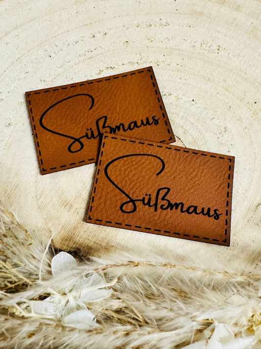 superweiches braunes Kunstlederlabel mit dem Spruch Süßmaus
