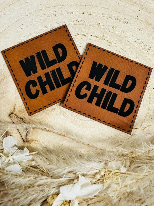 superweiches braunes Kunstlederlabel mit dem Spruch WILD CHILD in schwarzen Buchstaben