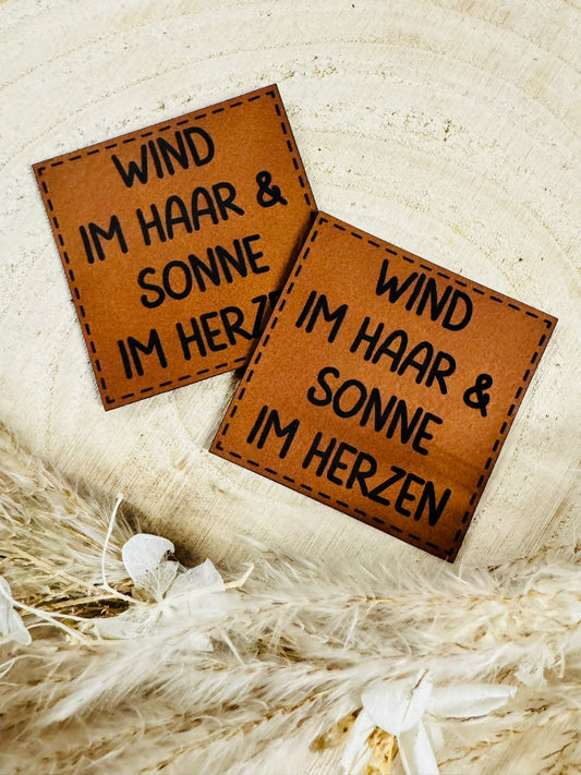 superweiches braunes Kunstlederlabel mit dem Spruch Wind im Haar und Sonne im Herzen