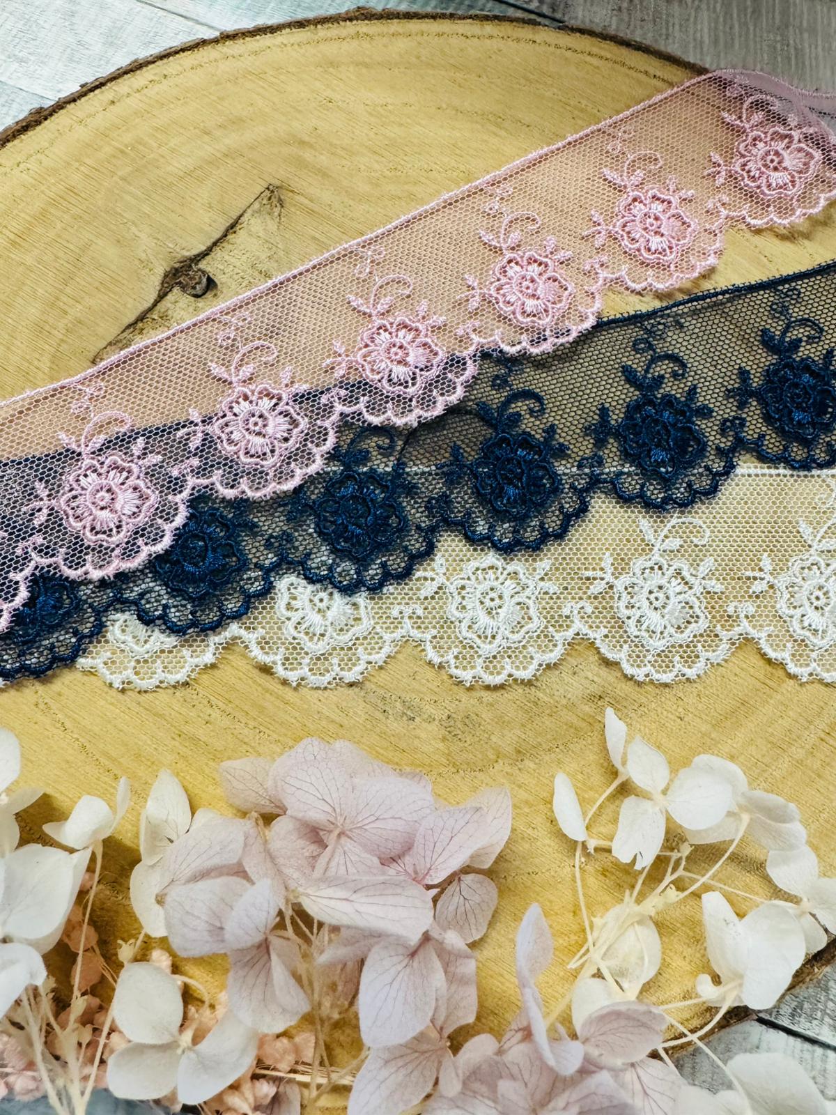zauberhafte Spitze mit durchgehenden Blumenmuster in den Farben Rosa Beige und Royalblau