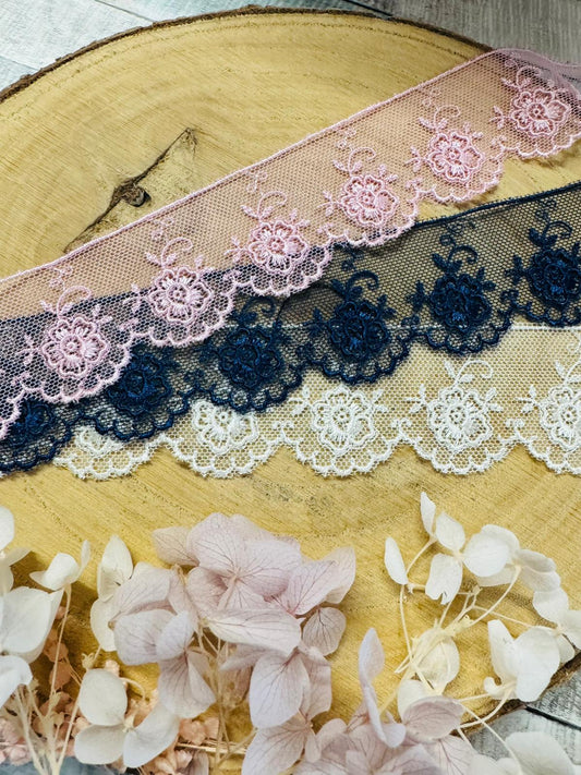 zauberhafte Spitze mit durchgehenden Blumenmuster in den Farben Rosa Beige und Royalblau