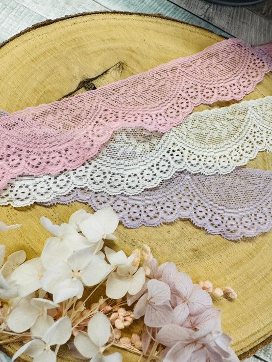 zauberhafte elastische Spitze mit durchgehendem Blumenmuster aus hochwertiger Baumwolle in den Farben Lila beige und Rosa.