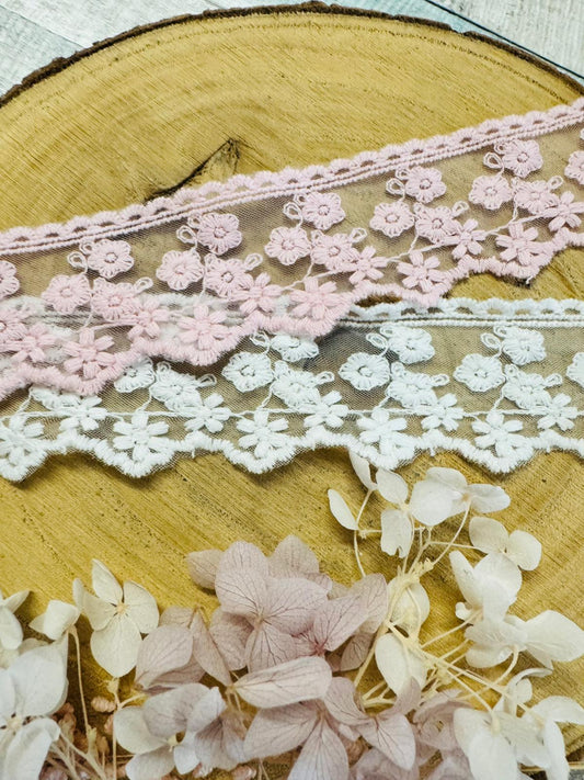 zauberhafte bestickte Spitze mit durchgehenden Blumenmuster in den Farben weiss und rosa