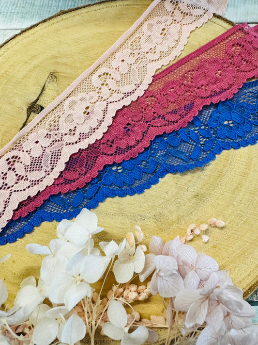 zauberhafte elastische Spitze mit einem durchgehenden Blumenmuster in den Farben Rosa Bordeaux und Royalblau 
