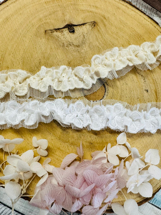 zauberhafte elastische Spitze mit durchgehenden Blumenmuster in den Farben weiss und beige