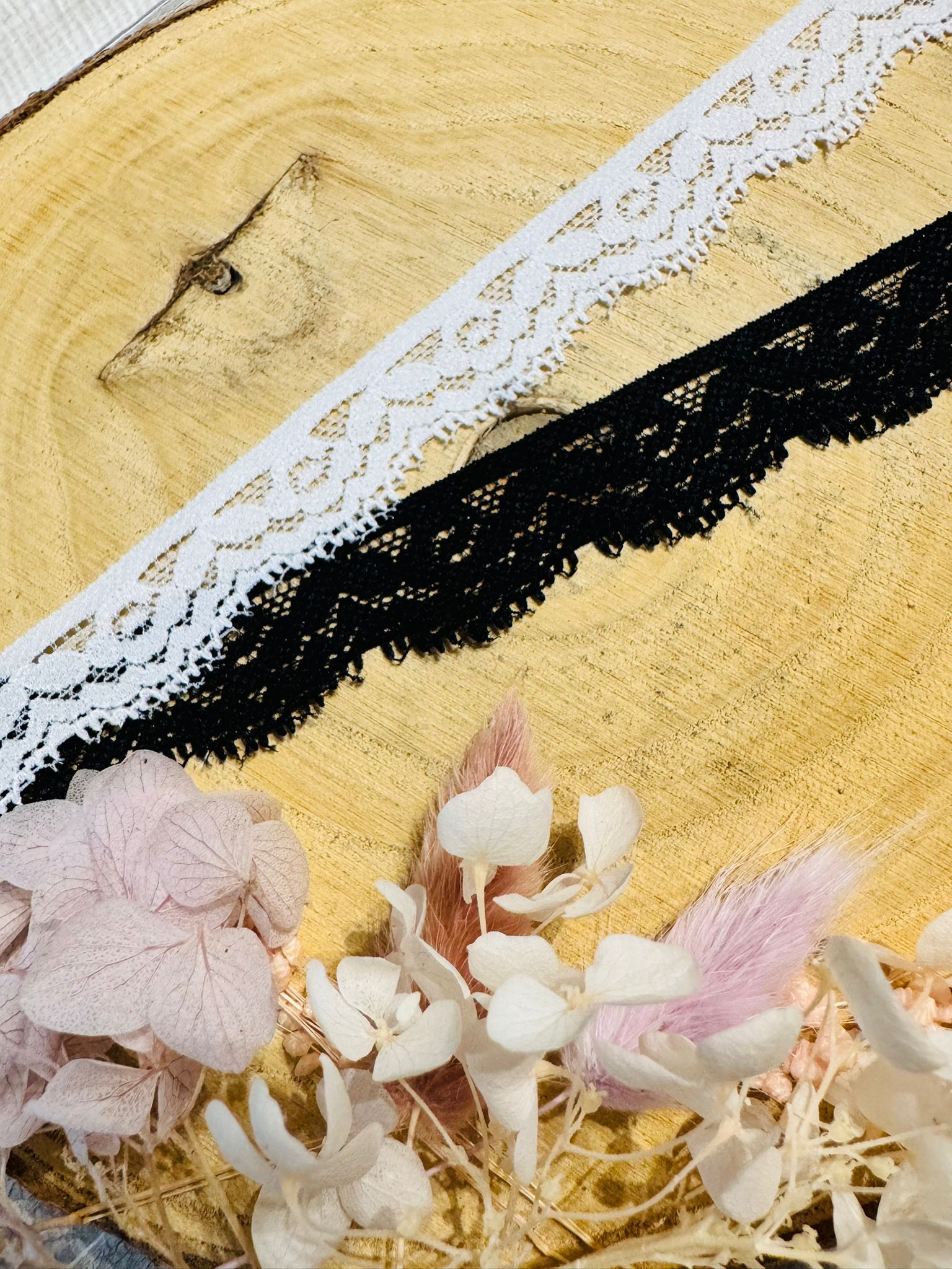 elastische Baumwoll Spitze mit einem durchgehenden Blumenmuster in den Farbtönen weiss und schwarz