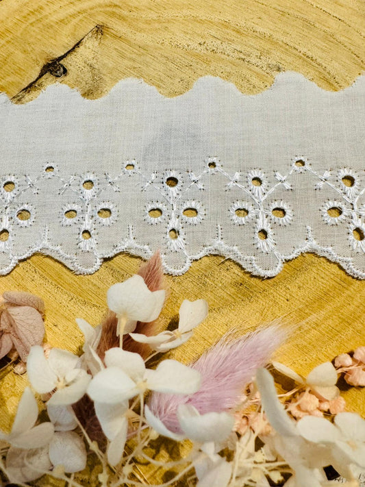 Baumwoll Spitze mit einem durchgehenden Lochmuster in der Farbe weiss