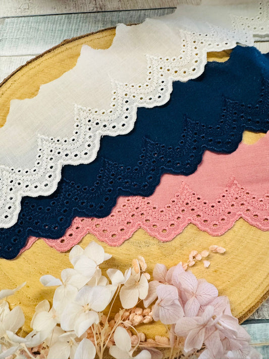 wunderschöne Spitze mit einem durchgehenden Lochmuster in den Farben Beige Navy und Altrosa