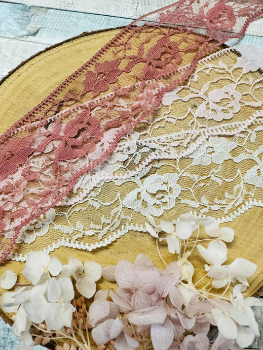 zauberhafte Spitze aus Nylon mit durchgehenden Blumenmuster in den Farben Altrosa Rosa und Beige
