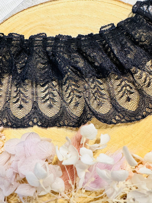 Baumwoll Rüschen Spitze mit einem durchgehenden Blumenmuster in schwarz