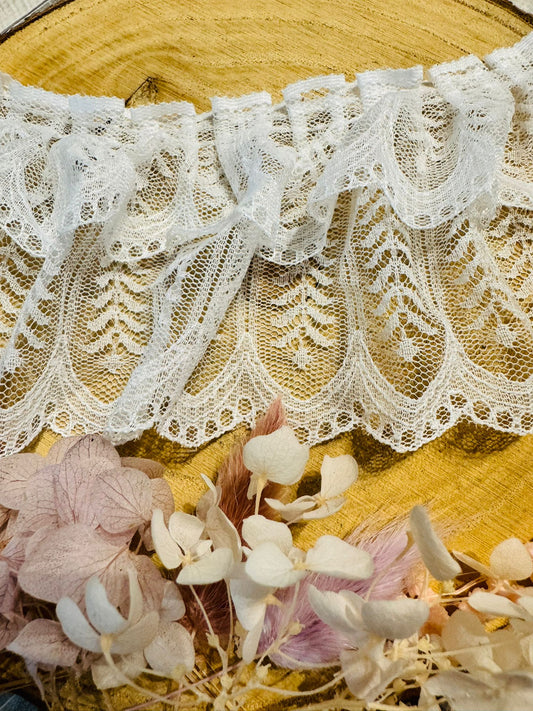Baumwoll Rüschen Spitze mit durchgehenden Blumenmuster in weiss