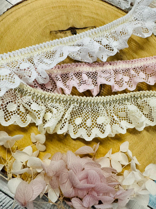 zauberhafte elastische Spitze mit durchgehenden Wellenmuster in den Farben weiss beige und rosa