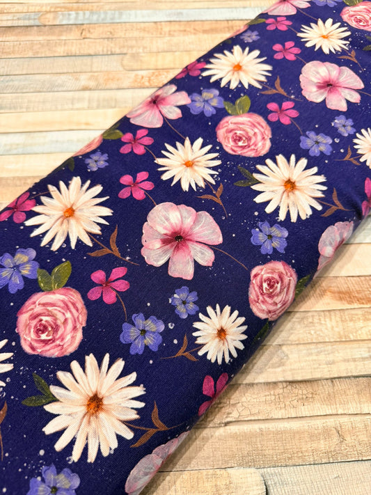 schöner Sweat Stoff mit floralem Muster auf dunkelblauem Untergrund