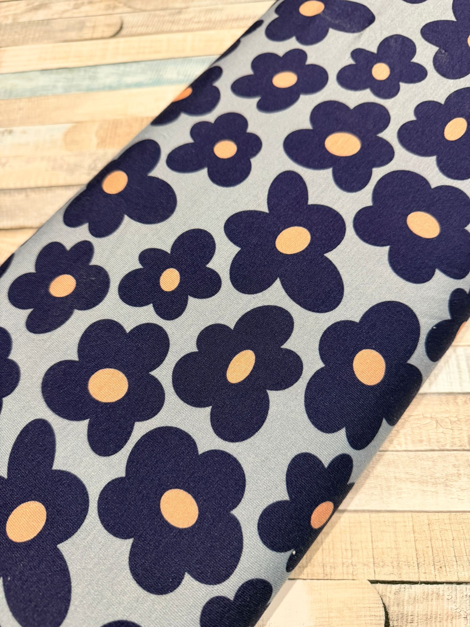 shöner Jersey Stoff mit dunkelblauen Blumen auf hellem Untergrund