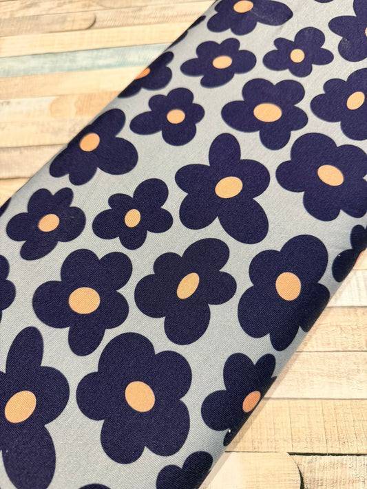 shöner Jersey Stoff mit dunkelblauen Blumen auf hellem Untergrund