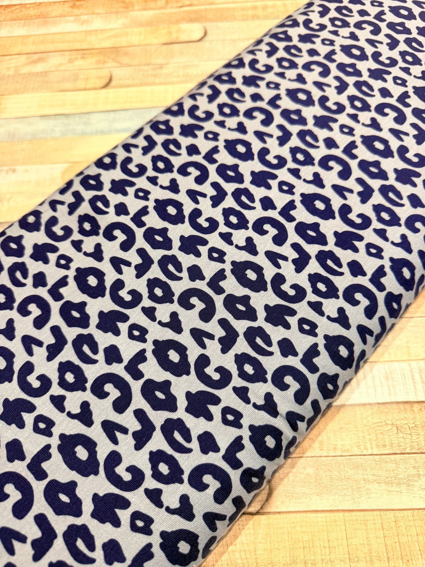 schöner Jersey Stoff mit Leo Muster in hell dunkelblau