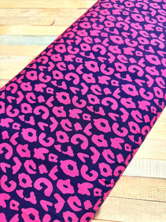 schöner Jersey Stoff mit Leo Muster in pink blau