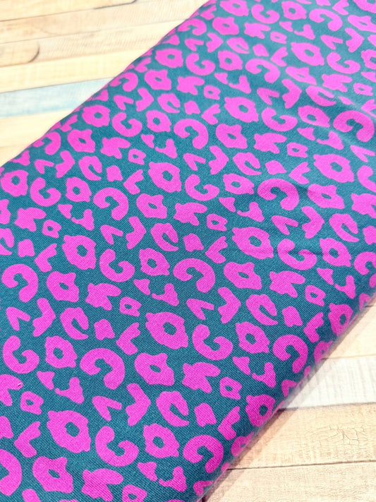 schöner Jersey Stoff mit Leo Muster in pink grün