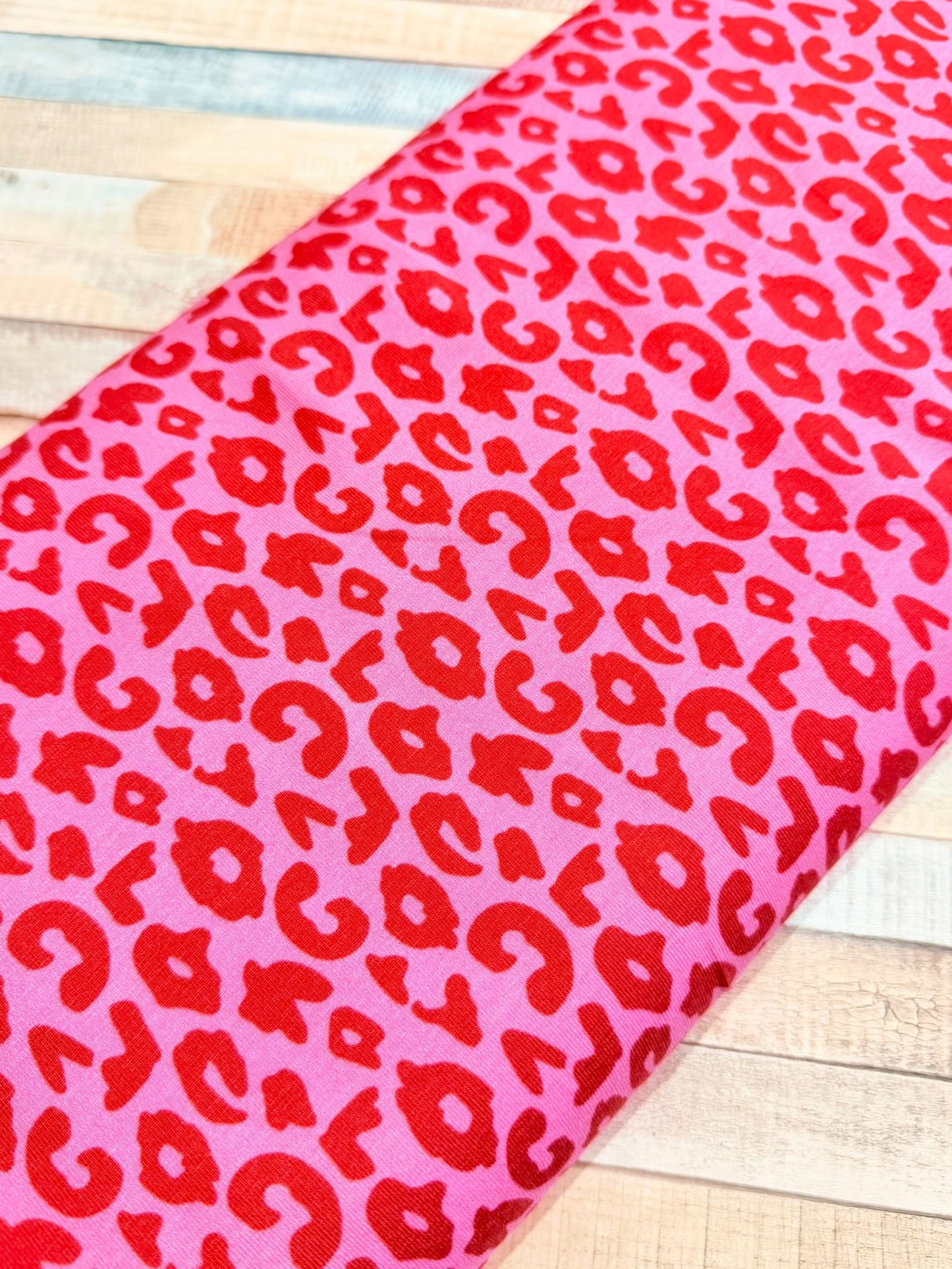schöner Jersey Stoff mit Leo Muster in pink rot