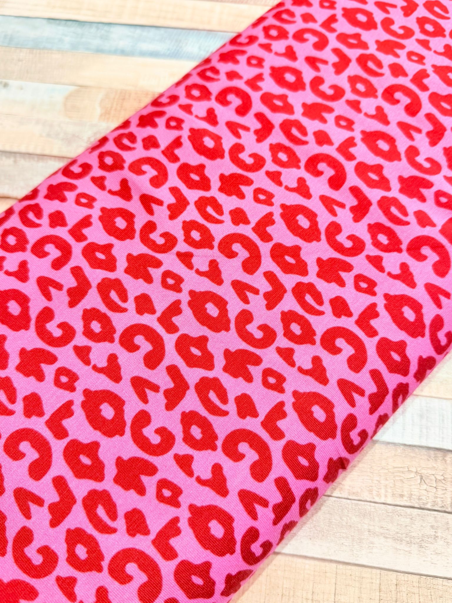 schöner Jersey Stoff mit Leo Muster in pink rot