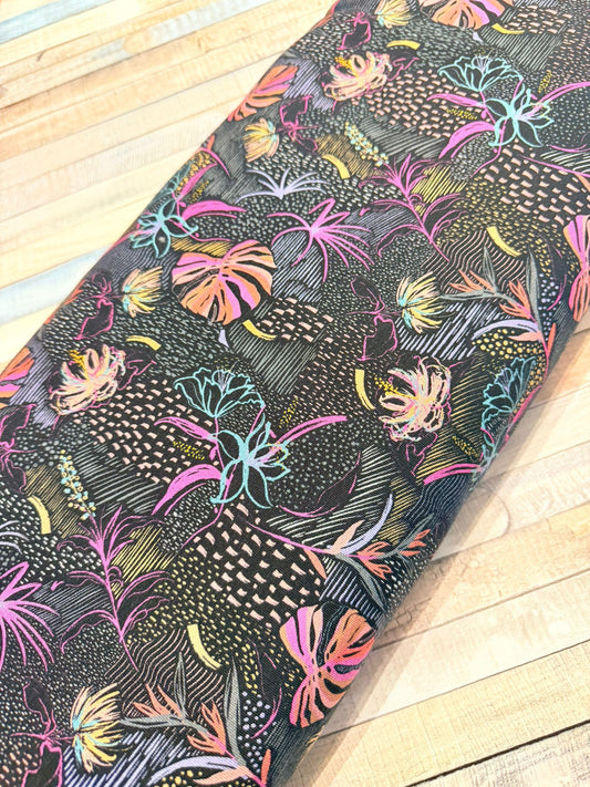 schöner French Terry Stoff mit floralem Muster auf dunklem Untergrund