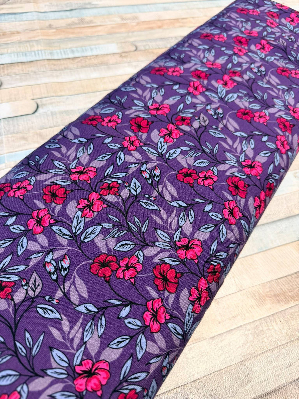 schöner Stoff mit floralen Blumenmuster in pink/lila