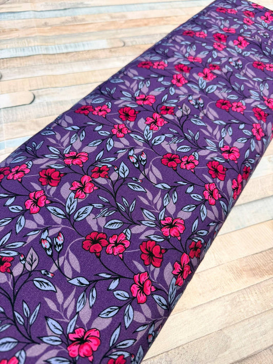 schöner Stoff mit floralen Blumenmuster in pink/lila