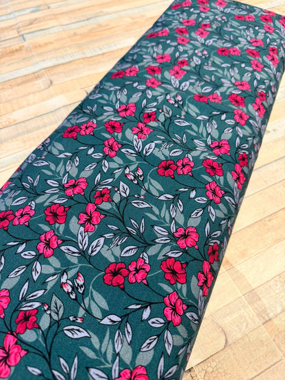 schöner Stoff mit floralen Blumenmuster in pink/petrol