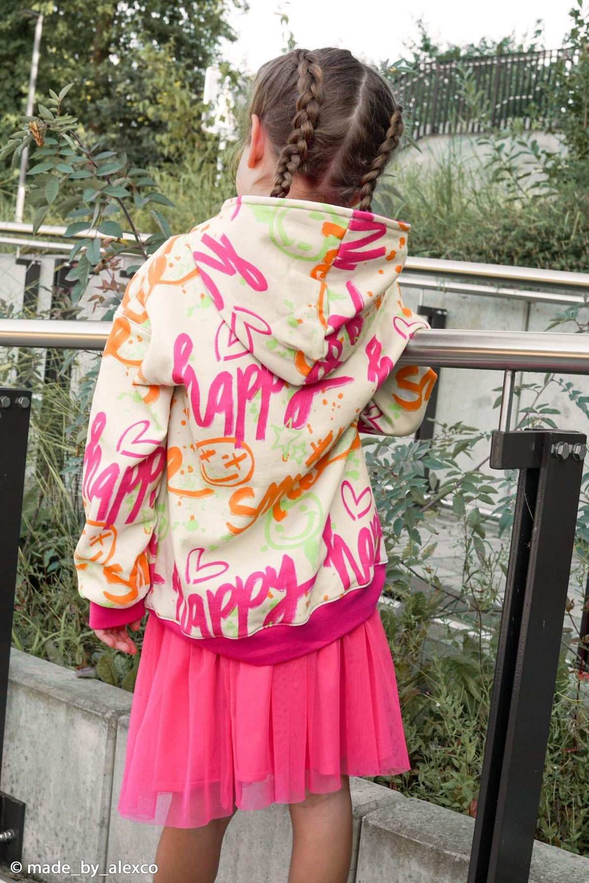 toller Kuschelsweat Stoff mit dem Motiv Happy Smile in Neonfarben auf hellem Untergrund - Beispielbild