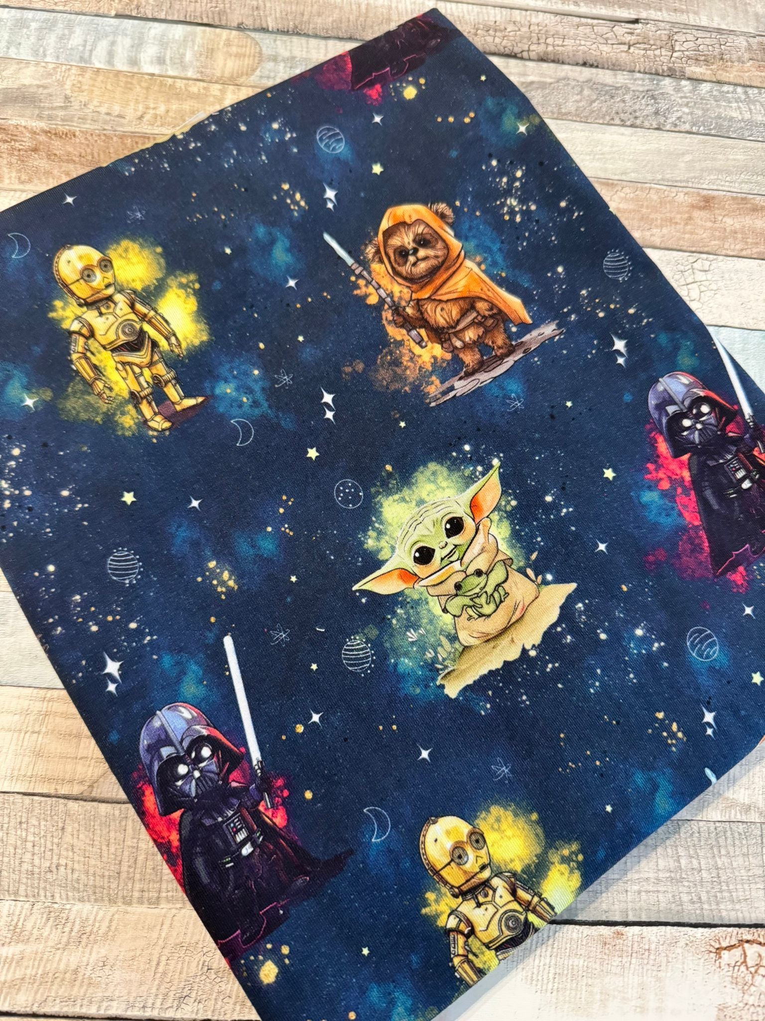 schöner Stoff mit kleinen Sternen Kriegern auf dunkelblauem Hintergrund