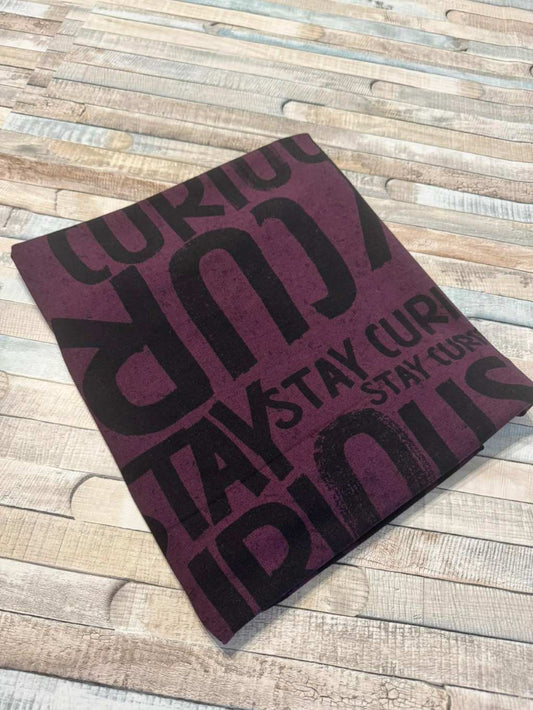 schöner Sweat Kombistoff zu den Motiven von Thorsen Berger in lila mit dem fortlaufenden Spruch Stay Curious 