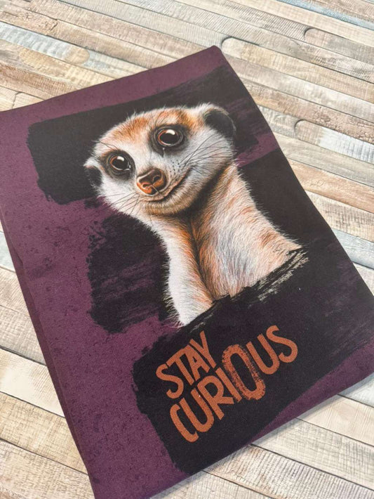 schönes neues Sweat Panel aus der Thorsten Berger Kollektion mit dem Motiv Meerkat Stay Curious in lila