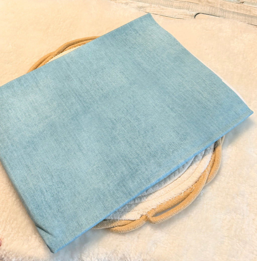 passender hellblauer Denim Kombistoff zu Stoff mit kleinen Kaugummi kauenden Löwenköpfen auf blau gelb schräg gestreiftem Untergrund