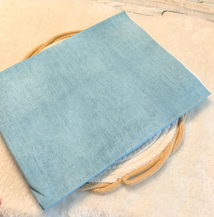 passender hellblauer Denim Kombistoff zu Stoff mit kleinen Kaugummi kauenden Löwenköpfen auf blau gelb schräg gestreiftem Untergrund