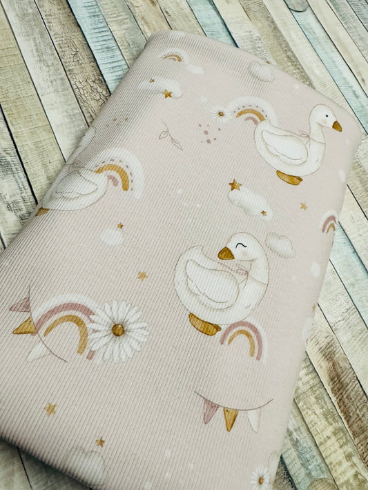 exclusiver Vorbestellungs Stoff in Beige in verschiedenen Stoffarten mit wunderschönen Schwan Motiven umrahmt von Wolken Regenbögen und kleinen Sternen