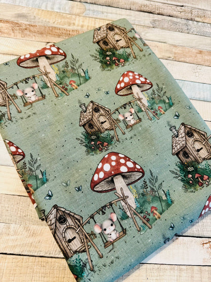 wunderschöner Stoff mit einer kleinen Maus im Zauberwald auf hellgrünem Untergrund