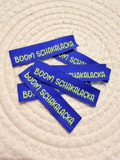 tolles neues Klapp Weblabel der Bienenkinder zum Einnähen mit dem Spruch " Boom Schakalacka" in blauer Ausführung