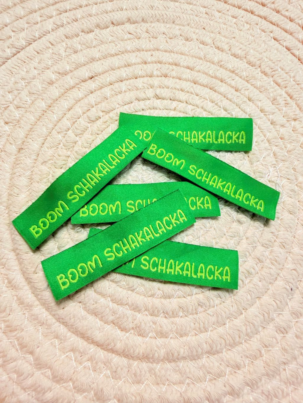 tolles neues Klapp Weblabel der Bienenkinder zum Einnähen mit dem Spruch "Boom Schakalacka" in grüner Ausführung