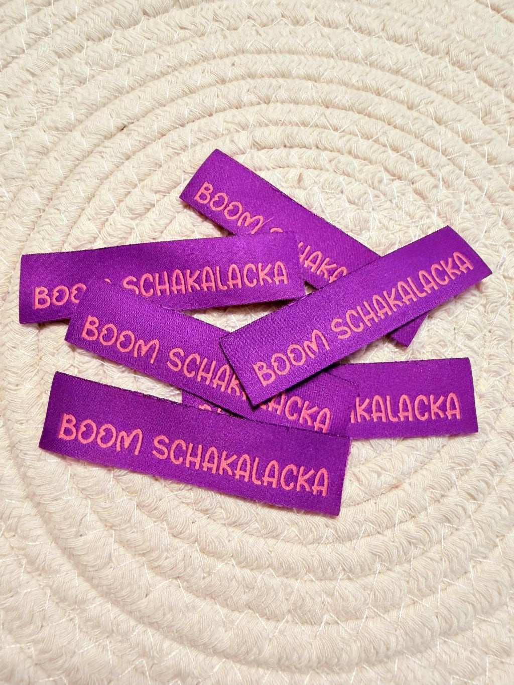 tolles neues Klapp Weblabel der Bienenkinder zum Einnähen mit dem Spruch " Boom Schakalacka" in Lila Ausführung