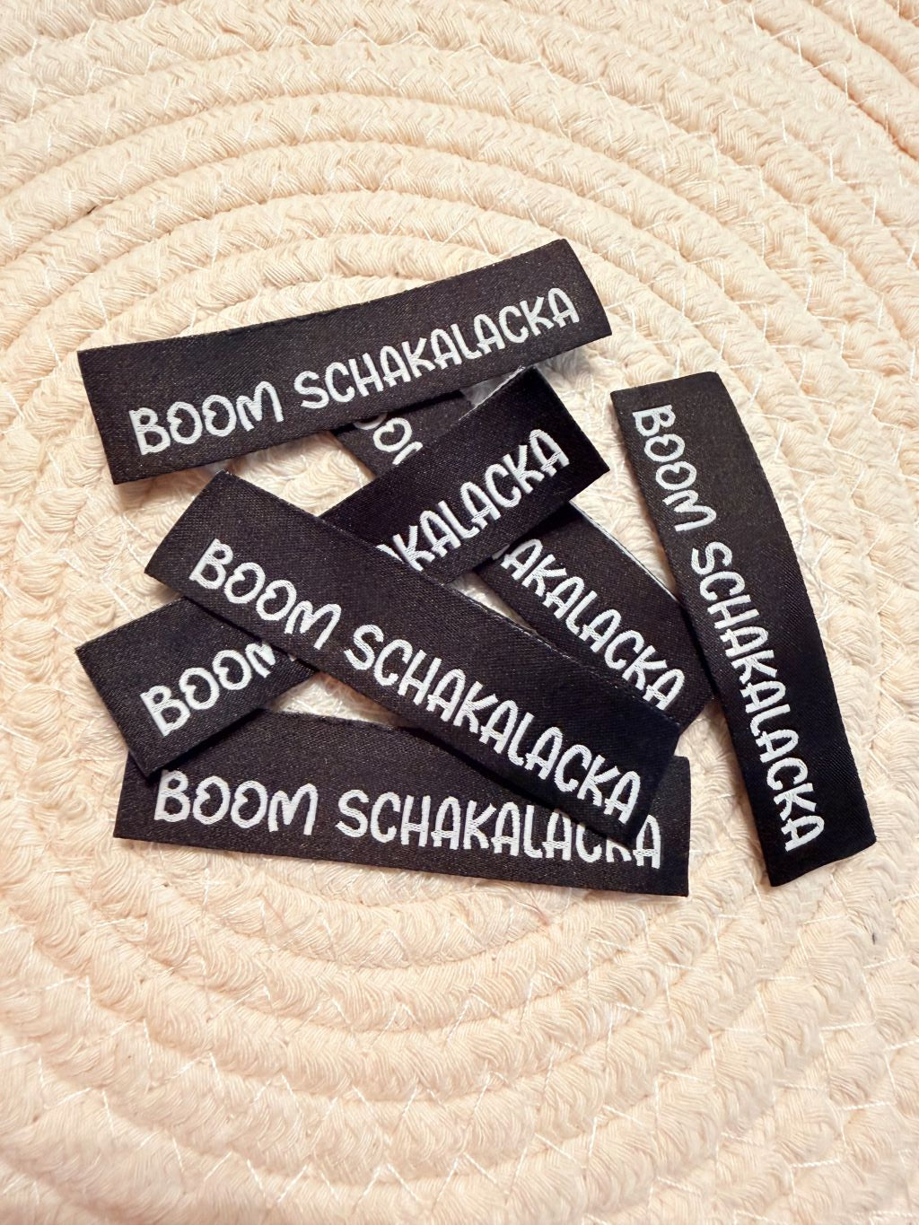 tolles neues Klapp Weblabel der Bienenkinder zum Einnähen mit dem Spruch " Boom Schakalacka" in schwarzer Ausführung