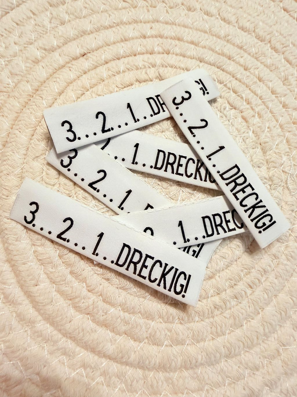 tolles neues Klapp Weblabel der Bienenkinder zum Einnähen mit dem pruch 3-2-1 Dreckig in weisser Ausführung